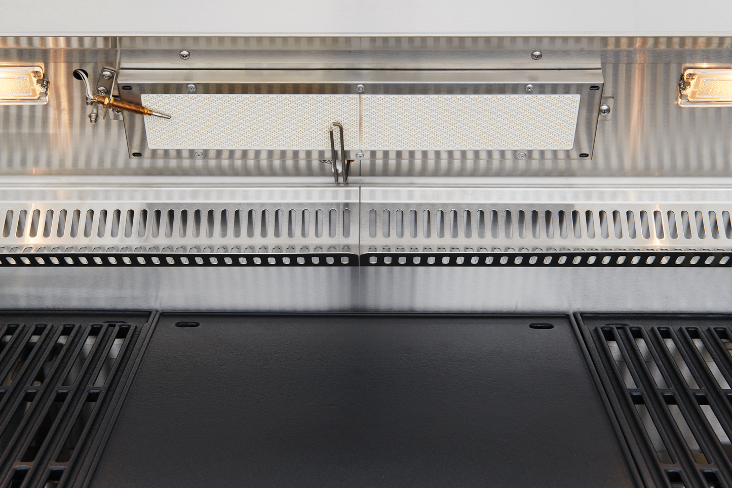 7000 Series Premium 4 Burner Built In BBQ